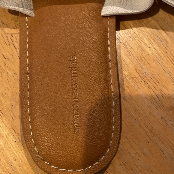 White Sandals size 9.5 - Picture 2 of 2